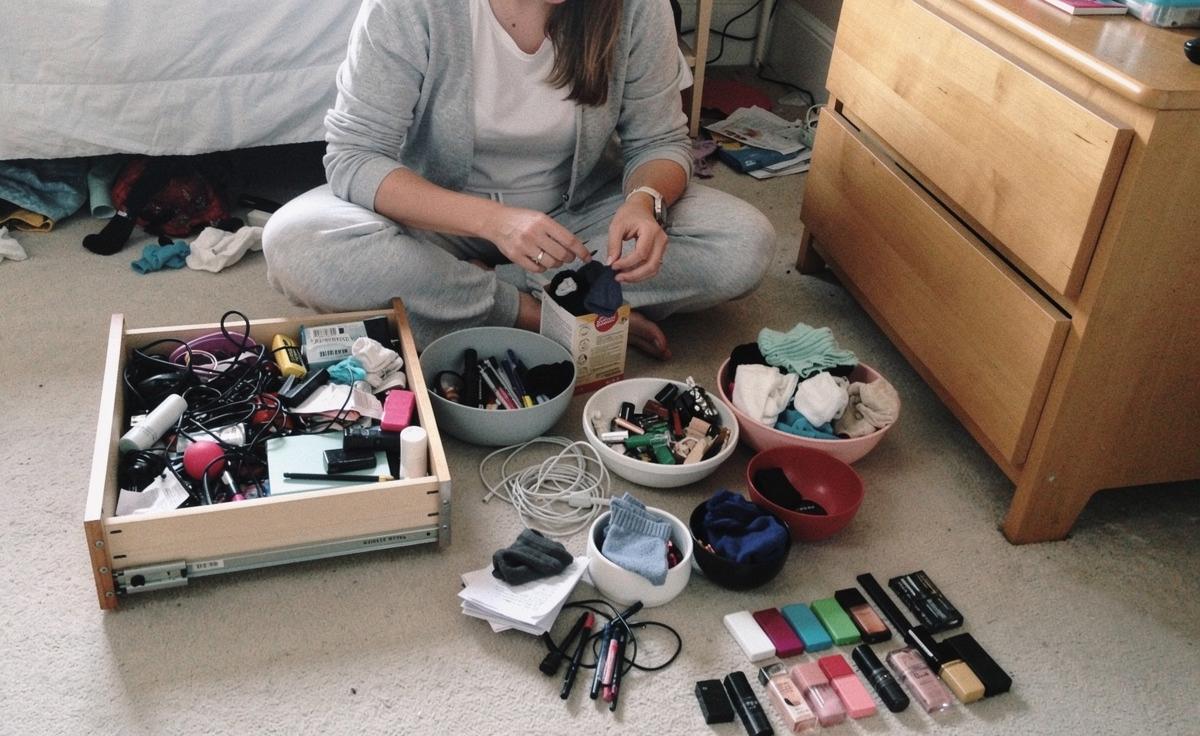 How decluttering one drawer a day reduces stress hormones, according to psychologists