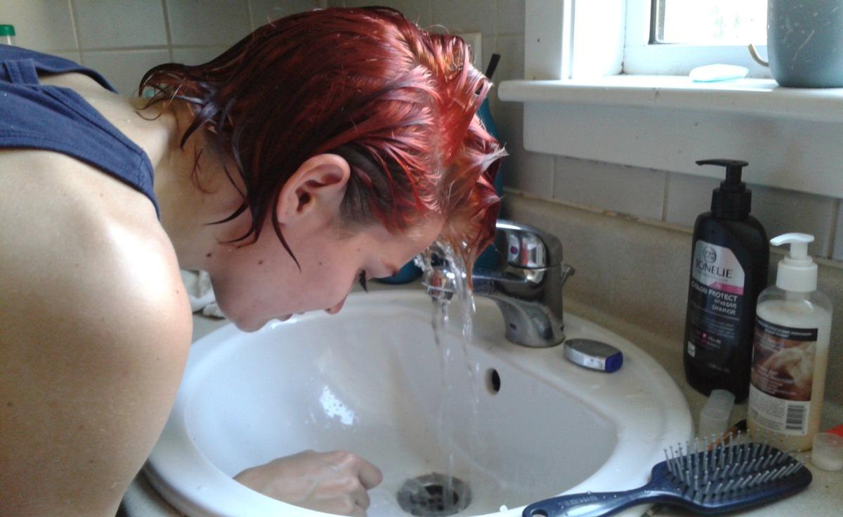 Why lukewarm rinses protect colour, according to cosmetic chemists